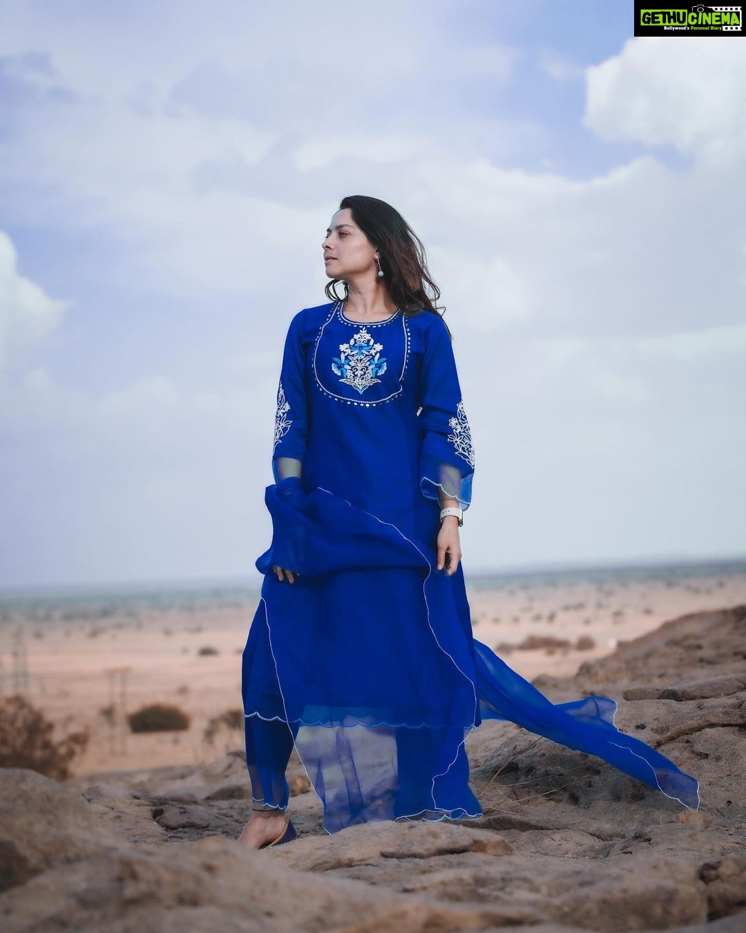 Sonalee Kulkarni Instagram - इक कुडी … exuding the most underrated quality — सादग़ी💙 #simplicity #sonaleekulkarni #photoseries by @rafikollam_ #jaisalmer #rajasthan #blue #sky #simple #raw #real #nomakeup #eyes #punjabisuit by @shop_sneh #jutti #mojadi @vareli.bafna #eidmubarak #eidalfitr #eidulfitr Jaisalmer,Rajsthan,India