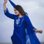 Sonalee Kulkarni Instagram - इक कुडी … exuding the most underrated quality — सादग़ी💙 #simplicity #sonaleekulkarni #photoseries by @rafikollam_ #jaisalmer #rajasthan #blue #sky #simple #raw #real #nomakeup #eyes #punjabisuit by @shop_sneh #jutti #mojadi @vareli.bafna #eidmubarak #eidalfitr #eidulfitr Jaisalmer,Rajsthan,India