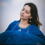 Sonalee Kulkarni Instagram - मत्था टेकू या मैं चल दू नंगे पाँव कहीं…. नज़र उतारूँ या मैं कर दू इसको क़ैद कहीं #sonaleekulkarni #photoseries by @rafikollam_ #raw #real #nomakeup #simple #blue #madhubala #lyrics #skyblue #punjabisuit by @shop_sneh Jaisalmer