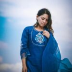 Sonalee Kulkarni Instagram - मत्था टेकू या मैं चल दू नंगे पाँव कहीं…. नज़र उतारूँ या मैं कर दू इसको क़ैद कहीं #sonaleekulkarni #photoseries by @rafikollam_ #raw #real #nomakeup #simple #blue #madhubala #lyrics #skyblue #punjabisuit by @shop_sneh Jaisalmer