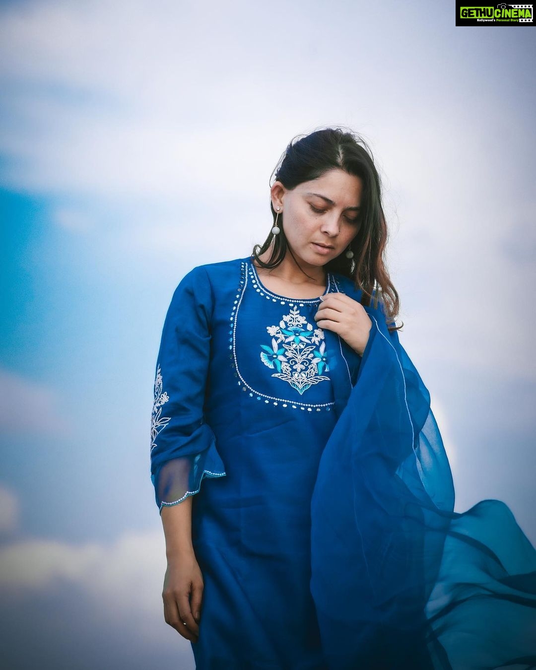 Sonalee Kulkarni Instagram - मत्था टेकू या मैं चल दू नंगे पाँव कहीं…. नज़र उतारूँ या मैं कर दू इसको क़ैद कहीं #sonaleekulkarni #photoseries by @rafikollam_ #raw #real #nomakeup #simple #blue #madhubala #lyrics #skyblue #punjabisuit by @shop_sneh Jaisalmer