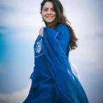 Sonalee Kulkarni Instagram - मत्था टेकू या मैं चल दू नंगे पाँव कहीं…. नज़र उतारूँ या मैं कर दू इसको क़ैद कहीं #sonaleekulkarni #photoseries by @rafikollam_ #raw #real #nomakeup #simple #blue #madhubala #lyrics #skyblue #punjabisuit by @shop_sneh Jaisalmer