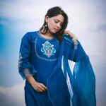 Sonalee Kulkarni Instagram - मत्था टेकू या मैं चल दू नंगे पाँव कहीं…. नज़र उतारूँ या मैं कर दू इसको क़ैद कहीं #sonaleekulkarni #photoseries by @rafikollam_ #raw #real #nomakeup #simple #blue #madhubala #lyrics #skyblue #punjabisuit by @shop_sneh Jaisalmer