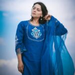 Sonalee Kulkarni Instagram - मत्था टेकू या मैं चल दू नंगे पाँव कहीं…. नज़र उतारूँ या मैं कर दू इसको क़ैद कहीं #sonaleekulkarni #photoseries by @rafikollam_ #raw #real #nomakeup #simple #blue #madhubala #lyrics #skyblue #punjabisuit by @shop_sneh Jaisalmer
