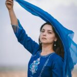 Sonalee Kulkarni Instagram - मत्था टेकू या मैं चल दू नंगे पाँव कहीं…. नज़र उतारूँ या मैं कर दू इसको क़ैद कहीं #sonaleekulkarni #photoseries by @rafikollam_ #raw #real #nomakeup #simple #blue #madhubala #lyrics #skyblue #punjabisuit by @shop_sneh Jaisalmer