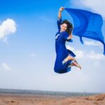 Sonalee Kulkarni Instagram - मैंने अपने आँचल से आसमाँ पर बादल कोरें हैं कोई शक़ हो गर तो इस नीले रंग से पूछ लेना .. ✍🏻 #rida #photoseries by @rafikollam_ #punjabisuit by @shop_sneh #jutti #mojadi by @vareli.bafna #sonaleekulkarni #simple #blue #sky #clouds #dupatta #raw #real #nomakeup #marathimulgi #jaisalmer #rajasthan #desert