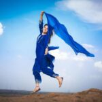 Sonalee Kulkarni Instagram - मैंने अपने आँचल से आसमाँ पर बादल कोरें हैं कोई शक़ हो गर तो इस नीले रंग से पूछ लेना .. ✍🏻 #rida #photoseries by @rafikollam_ #punjabisuit by @shop_sneh #jutti #mojadi by @vareli.bafna #sonaleekulkarni #simple #blue #sky #clouds #dupatta #raw #real #nomakeup #marathimulgi #jaisalmer #rajasthan #desert