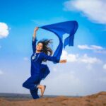 Sonalee Kulkarni Instagram - मैंने अपने आँचल से आसमाँ पर बादल कोरें हैं कोई शक़ हो गर तो इस नीले रंग से पूछ लेना .. ✍🏻 #rida #photoseries by @rafikollam_ #punjabisuit by @shop_sneh #jutti #mojadi by @vareli.bafna #sonaleekulkarni #simple #blue #sky #clouds #dupatta #raw #real #nomakeup #marathimulgi #jaisalmer #rajasthan #desert