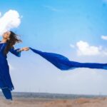 Sonalee Kulkarni Instagram - मैंने अपने आँचल से आसमाँ पर बादल कोरें हैं कोई शक़ हो गर तो इस नीले रंग से पूछ लेना .. ✍🏻 #rida #photoseries by @rafikollam_ #punjabisuit by @shop_sneh #jutti #mojadi by @vareli.bafna #sonaleekulkarni #simple #blue #sky #clouds #dupatta #raw #real #nomakeup #marathimulgi #jaisalmer #rajasthan #desert