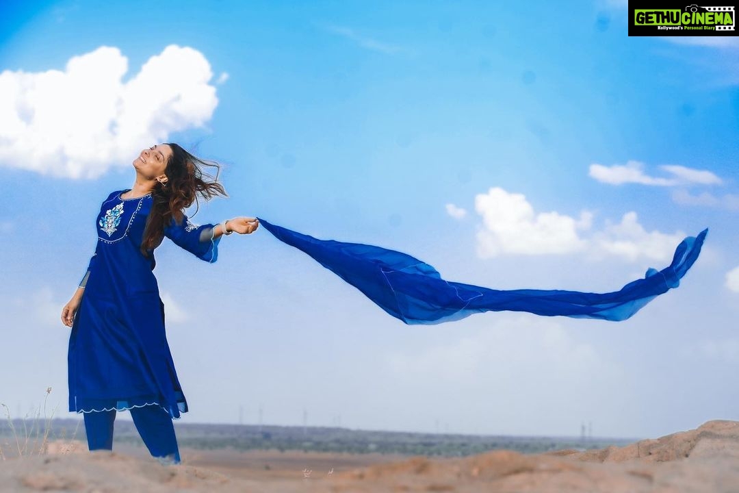 Sonalee Kulkarni Instagram - मैंने अपने आँचल से आसमाँ पर बादल कोरें हैं कोई शक़ हो गर तो इस नीले रंग से पूछ लेना .. ✍🏻 #rida #photoseries by @rafikollam_ #punjabisuit by @shop_sneh #jutti #mojadi by @vareli.bafna #sonaleekulkarni #simple #blue #sky #clouds #dupatta #raw #real #nomakeup #marathimulgi #jaisalmer #rajasthan #desert