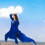Sonalee Kulkarni Instagram - मैंने अपने आँचल से आसमाँ पर बादल कोरें हैं कोई शक़ हो गर तो इस नीले रंग से पूछ लेना .. ✍🏻 #rida #photoseries by @rafikollam_ #punjabisuit by @shop_sneh #jutti #mojadi by @vareli.bafna #sonaleekulkarni #simple #blue #sky #clouds #dupatta #raw #real #nomakeup #marathimulgi #jaisalmer #rajasthan #desert