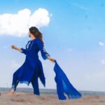 Sonalee Kulkarni Instagram - मैंने अपने आँचल से आसमाँ पर बादल कोरें हैं कोई शक़ हो गर तो इस नीले रंग से पूछ लेना .. ✍🏻 #rida #photoseries by @rafikollam_ #punjabisuit by @shop_sneh #jutti #mojadi by @vareli.bafna #sonaleekulkarni #simple #blue #sky #clouds #dupatta #raw #real #nomakeup #marathimulgi #jaisalmer #rajasthan #desert
