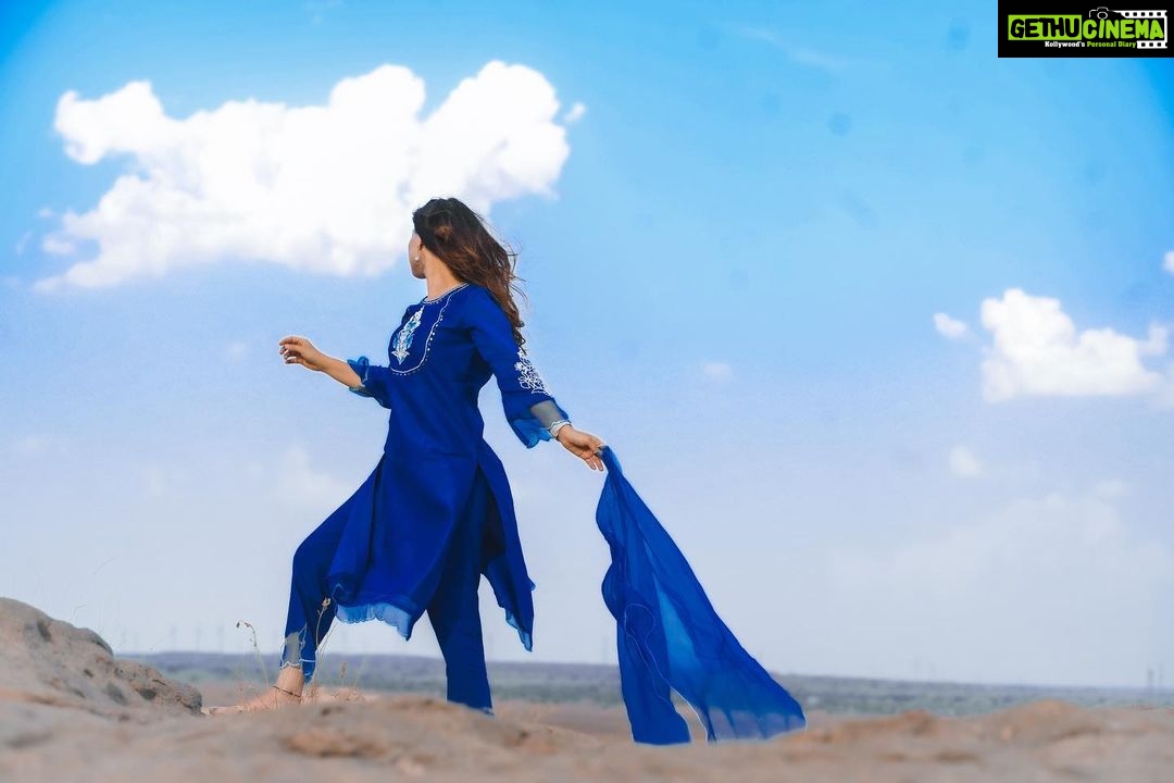 Sonalee Kulkarni Instagram - मैंने अपने आँचल से आसमाँ पर बादल कोरें हैं कोई शक़ हो गर तो इस नीले रंग से पूछ लेना .. ✍🏻 #rida #photoseries by @rafikollam_ #punjabisuit by @shop_sneh #jutti #mojadi by @vareli.bafna #sonaleekulkarni #simple #blue #sky #clouds #dupatta #raw #real #nomakeup #marathimulgi #jaisalmer #rajasthan #desert
