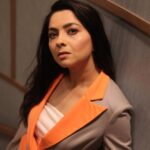 Sonalee Kulkarni Instagram - Stare case 🧡 Styled by : @estilobykarishma @hemali_suratwala outfit by @meeamifashion Top : @zara Jewellery : @pipabella #sonaleekulkarni for @mumbaitak #pantsuit #gray #grey #bosslady #neon