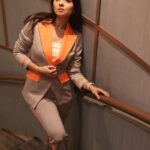 Sonalee Kulkarni Instagram - Stare case 🧡 Styled by : @estilobykarishma @hemali_suratwala outfit by @meeamifashion Top : @zara Jewellery : @pipabella #sonaleekulkarni for @mumbaitak #pantsuit #gray #grey #bosslady #neon