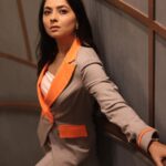 Sonalee Kulkarni Instagram - Stare case 🧡 Styled by : @estilobykarishma @hemali_suratwala outfit by @meeamifashion Top : @zara Jewellery : @pipabella #sonaleekulkarni for @mumbaitak #pantsuit #gray #grey #bosslady #neon