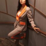 Sonalee Kulkarni Instagram - Stare case 🧡 Styled by : @estilobykarishma @hemali_suratwala outfit by @meeamifashion Top : @zara Jewellery : @pipabella #sonaleekulkarni for @mumbaitak #pantsuit #gray #grey #bosslady #neon