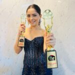 Sonalee Kulkarni Instagram - BEST ACTRESS - TAMASHA LIVE Thank you #navarashtra #planetmarathi Film and Ott awards 2023 for this recognition and appreciation 🙏🏻 #तमाशाLive या एका अत्यंत वेगळ्या, धाडसी प्रयत्नाची दखल घेतल्याबद्दल कृतज्ञ🙏🏻 हा पुरस्कार मी आमच्या संपूर्ण टीम ला समर्पित करते, खास करून @sanjaysjadhav @akshaybardapurkar यांना 🙏🏻 @planet.marathi @navarashtra #sonaleekulkarni #bestactress flexing #biceps #triceps #happiness #best #actor #musical Mumbai, Maharashtra