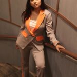Sonalee Kulkarni Instagram - Stare case 🧡 Styled by : @estilobykarishma @hemali_suratwala outfit by @meeamifashion Top : @zara Jewellery : @pipabella #sonaleekulkarni for @mumbaitak #pantsuit #gray #grey #bosslady #neon