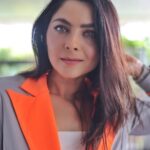 Sonalee Kulkarni Instagram - It’s not all grey 🧡 Styled by : @estilobykarishma @hemali_suratwala outfit by @meeamifashion Top : @zara Jewellery : @pipabella Photographer : @ranjitpawar11 #sonaleekulkarni for @mumbaitak #pantsuit #gray #grey #bosslady #neon Mumbai - मुंबई