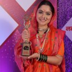 Sonalee Kulkarni Instagram - कायमच आपण करत असलेल्या कामातून “आनंद” शोधत असताना आम्ही सगळेच कलाकार ते आमचं प्रत्येक काम पाहणाऱ्या रसिक प्रेक्षकांनाही “आनंद” देईल अशी प्रामाणिक आशा करत असतो … माझ्या आजवरच्या कामांमधून तुम्ही तो “आनंद” टिपला आणि मला या पुरस्कारासाठी पात्र समजलंत या बद्दल कृतज्ञता व्यक्त करते 🙏🏻 या विशेष पुरस्कारबद्दल धन्यवाद @sunmarathi 🙏🏻 आणि आपण महिलांसाठी सुरू करत असलेल्या “आनंदी” या नव्या व्यासपीठासाठी खूप साऱ्या शुभेच्छा 🙏🏻 बकुळा ते अप्सरा पोश्टर गर्ल ते हिरकणी आणि आता छत्रपती ताराराणी अश्या विविध सशक्त स्त्री व्यक्तिरेखा साकारताना समाजातील अनेक महिलांकडून प्रेरणा मिळाली त्या सगळ्यांना हा पुरस्कार समर्पित करते 🙏🏻 #sonaleekulkarni #anandi #award #sunmarathi #navarashtra #planetmarathi #awards @navarashtra @planet.marathi Mumbai - मुंबई