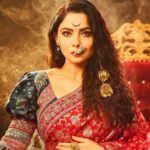 Sonalee Kulkarni Instagram - Extremely Humbled and Honoured to feature on the cover of @filmfare representing royalty inspired from my next #chatrapatitararani 🙏🏻 Thank you team #filmfare @planet.marathi @akshaybardapurkar @jiteshpillaai @mirahul_ Photographer: Sarvesh Kumar (@sarrveshkumar) Makeup Artist: ZK Pro Makeup (@khan.zoya1425) Hairstylist: Trupti S (@truptihairstylist) Stylist: Neha Kamat (@neha148in) Art Director : Sujitha Pai (@sujithapai) Filmfare Editorial: Anuradha Choudhary ( @anewradha) , Ashwini Pote (@ash_pote) , Tanisha Bhattacharya (@tanisha_bhattacharyya), Tanzim Pardiwalla (@pepper_tan), Suman Sharma (@sumisharma31), Nikesh Gopale (@nikeshgoaple) Saree: Royal Tasta (@royaltasta) Nath: @shivshahi796 Curated by @nikitaadsule Man Friday @hussain_7387 #sonaleekulkarni #marathimulgi महाराष्ट्र