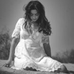 Sonalee Kulkarni Instagram - White Black White #photoseries by @rafikollam_ #sonaleekulkarni #monochrome #blackandwhite #rajasthan #jaisalmer #desert #lily Sam Sand Dunes Jaisalmer
