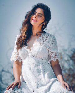 Sonalee Kulkarni Instagram - Hesperocallis 🌵

#desertlily #white #flower #whiteandgrey #photoseries #sonaleekulkarni #desert #lily #white #grey #gray