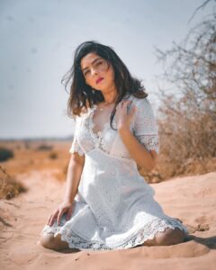 Sonalee Kulkarni Instagram - Hesperocallis 🌵

#desertlily #white #flower #whiteandgrey #photoseries #sonaleekulkarni #desert #lily #white #grey #gray