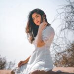 Sonalee Kulkarni Instagram - Hesperocallis 🌵 #desertlily #white #flower #whiteandgrey #photoseries #sonaleekulkarni #desert #lily #white #grey #gray Sam Sand Dunes Jaisalmer