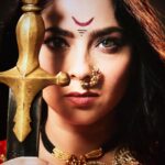 Sonalee Kulkarni Instagram - भाळी सौभाग्याचा केशरी तिलक मिरवावा इथेच घ्यावा जन्म पुन्हा इथे मृत्यू यावा आई तुझ्याच कारणी देह माझा पडावा मराठा तितुका मेळवावा…. महाराष्ट्र धर्म वाढवावा 🚩 Extremely Honoured and humbled to feature on the cover of @filmfare representing royalty inspired from my next #chatrapatitararani 🙏🏻 Thank you team #filmfare @planet.marathi @akshaybardapurkar @jiteshpillaai @mirahul_ Photographer: Sarvesh Kumar (@sarrveshkumar) Makeup Artist: ZK Pro Makeup (@khan.zoya1425) Hairstylist: Trupti S (@truptihairstylist) Stylist: Neha Kamat (@neha148in) Art Director : Sujitha Pai (@sujithapai) Filmfare Editorial: Anuradha Choudhary ( @anewradha) , Ashwini Pote (@ash_pote) , Tanisha Bhattacharya (@tanisha_bhattacharyya), Tanzim Pardiwalla (@pepper_tan), Suman Sharma (@sumisharma31), Nikesh Gopale (@nikeshgoaple) Saree: Royal Tasta (@royaltasta) Curated by @nikitaadsule Man Friday @hussain_7387 #sonaleekulkarni #marathimulgi