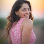 Sonalee Kulkarni Instagram - पल-पल बदल रहा है आस-पास .. साथ-साथ मैं भी अलग इतना ही कि देख रही हूँ … हर पल ख़ुद को यूँ बदलते ढलते। ✍🏻 - #rida #sonaleekulkarni #portraits of a #sunsetlover #sunsethues #sunset #obssessed Photography by @rafikollam_ Somewhere Under the Sky