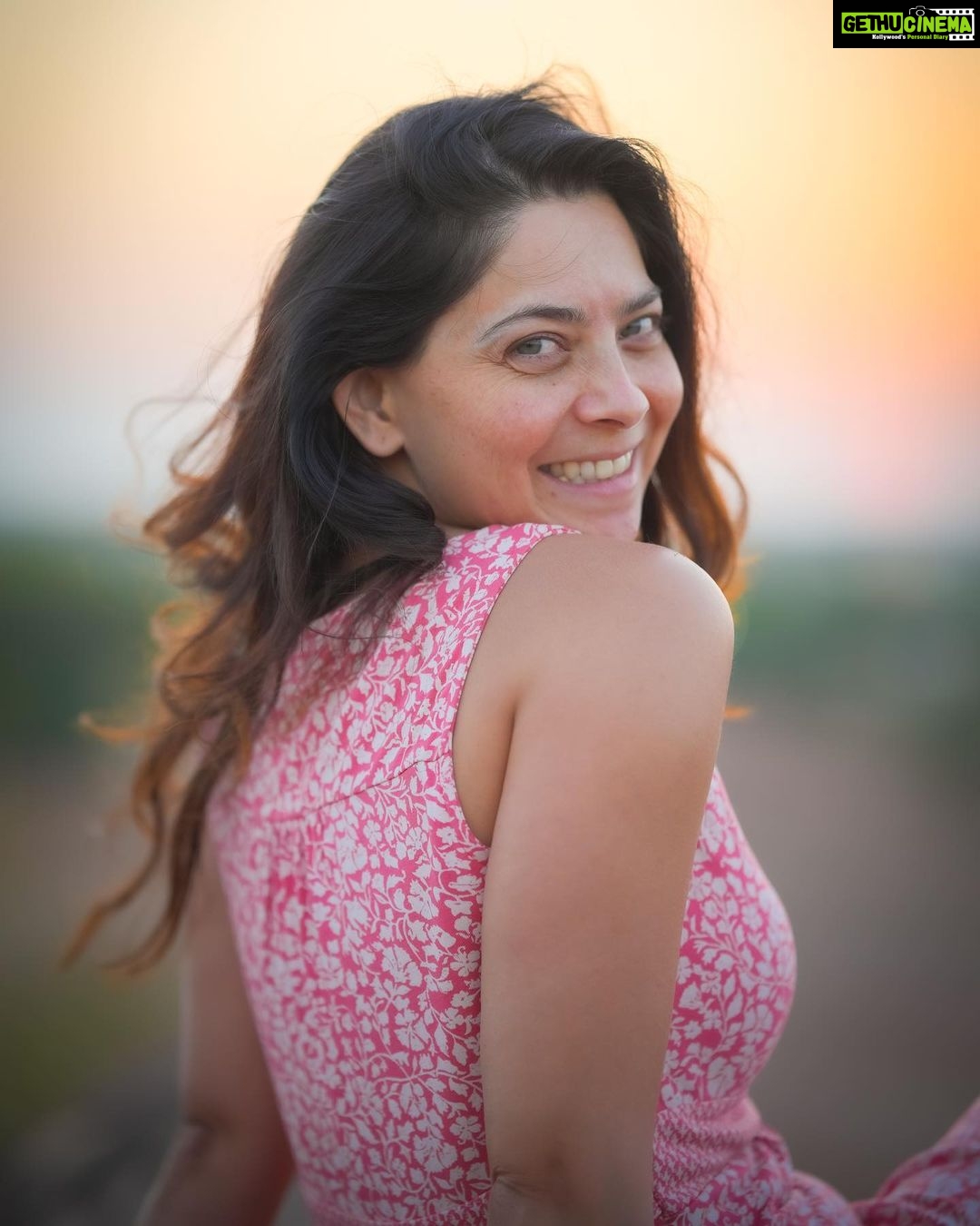Sonalee Kulkarni Instagram - पल-पल बदल रहा है आस-पास .. साथ-साथ मैं भी अलग इतना ही कि देख रही हूँ … हर पल ख़ुद को यूँ बदलते ढलते। ✍🏻 - #rida #sonaleekulkarni #portraits of a #sunsetlover #sunsethues #sunset #obssessed Photography by @rafikollam_ Somewhere Under the Sky