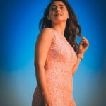 Sonalee Kulkarni Instagram - पल-पल बदल रहा है आस-पास .. साथ-साथ मैं भी अलग इतना ही कि देख रही हूँ … हर पल ख़ुद को यूँ बदलते ढलते। ✍🏻 - #rida #sonaleekulkarni #portraits of a #sunsetlover #sunsethues #sunset #obssessed Photography by @rafikollam_ Somewhere Under the Sky