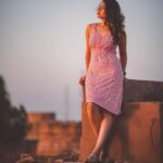 Sonalee Kulkarni Instagram - पल-पल बदल रहा है आस-पास .. साथ-साथ मैं भी अलग इतना ही कि देख रही हूँ … हर पल ख़ुद को यूँ बदलते ढलते। ✍🏻 - #rida #sonaleekulkarni #portraits of a #sunsetlover #sunsethues #sunset #obssessed Photography by @rafikollam_ Somewhere Under the Sky