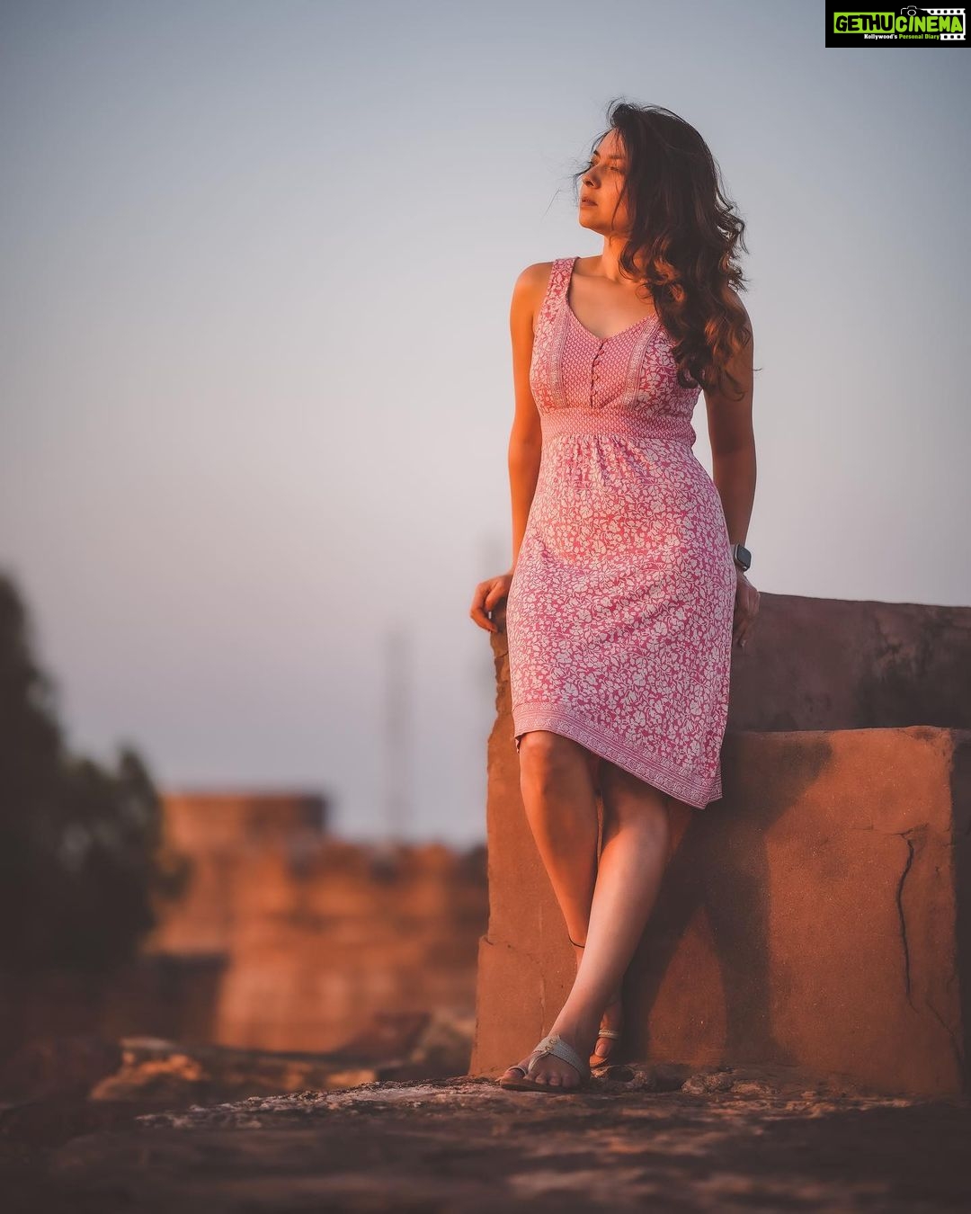 Sonalee Kulkarni Instagram - पल-पल बदल रहा है आस-पास .. साथ-साथ मैं भी अलग इतना ही कि देख रही हूँ … हर पल ख़ुद को यूँ बदलते ढलते। ✍🏻 - #rida #sonaleekulkarni #portraits of a #sunsetlover #sunsethues #sunset #obssessed Photography by @rafikollam_ Somewhere Under the Sky