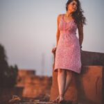Sonalee Kulkarni Instagram - पल-पल बदल रहा है आस-पास .. साथ-साथ मैं भी अलग इतना ही कि देख रही हूँ … हर पल ख़ुद को यूँ बदलते ढलते। ✍🏻 - #rida #sonaleekulkarni #portraits of a #sunsetlover #sunsethues #sunset #obssessed Photography by @rafikollam_ Somewhere Under the Sky