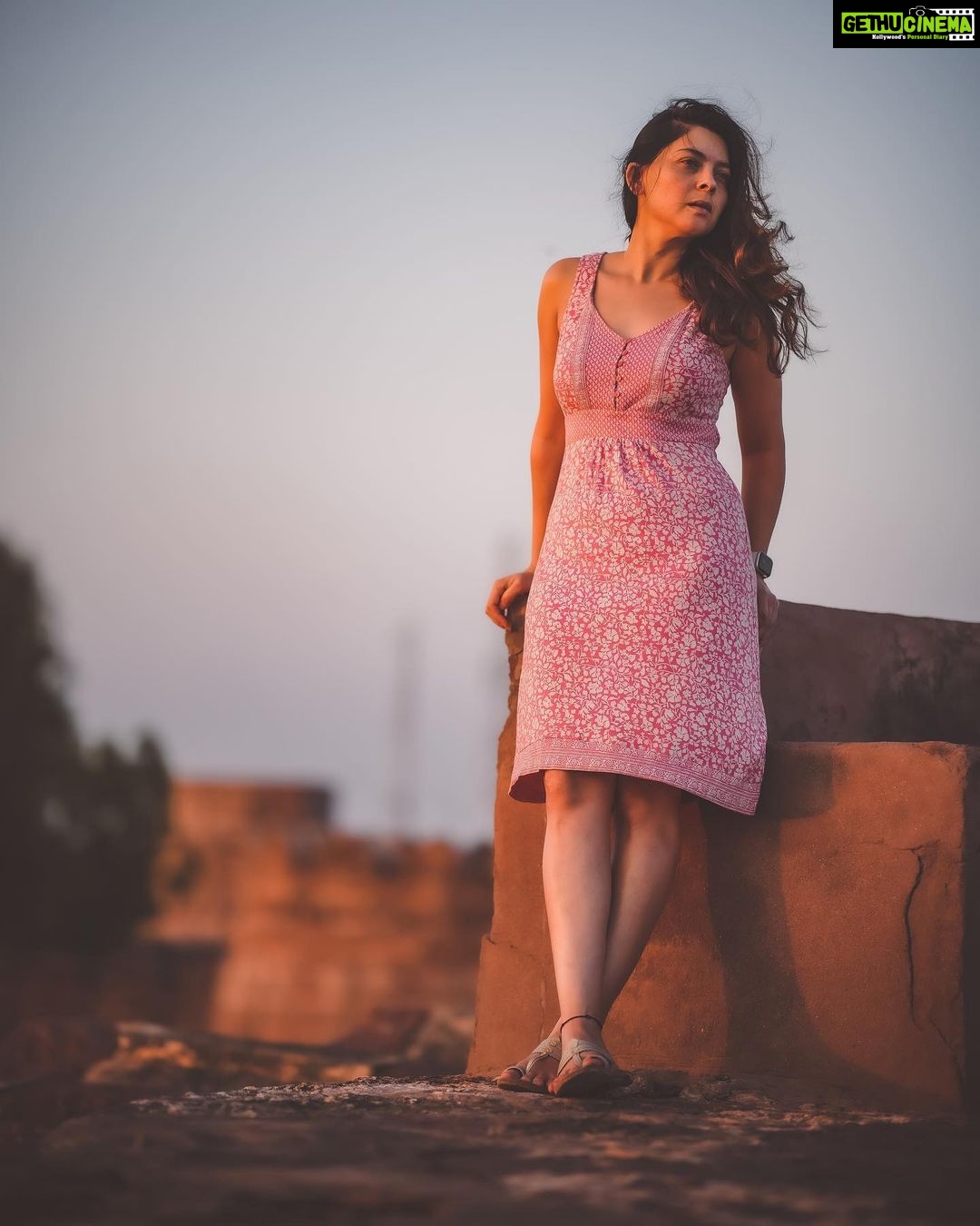 Sonalee Kulkarni Instagram - पल-पल बदल रहा है आस-पास .. साथ-साथ मैं भी अलग इतना ही कि देख रही हूँ … हर पल ख़ुद को यूँ बदलते ढलते। ✍🏻 - #rida #sonaleekulkarni #portraits of a #sunsetlover #sunsethues #sunset #obssessed Photography by @rafikollam_ Somewhere Under the Sky