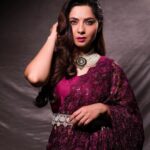 Sonalee Kulkarni Instagram - It’s in the eyes or in the red wine…. choose your poison carefully 🍷 #sonaleekulkarni for #filmfare #planetmarathifilmfareawards #nauvari #sari by @royaltasta Photo by @trilogy_works Photo Edited by @aadityakadam20_retoucher Mumbai, Maharashtra