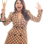 Sonalee Kulkarni Instagram - #tamashalive साठी #garnier #naturalperformanceoftheyear एक अतिशय खास चित्रपट 🙏🏻 मी हा 🏆 @akshaybardapurkar ला समर्पित करते ज्यांनी माझ्यावर विश्वास दाखवला आणि @sanjaysjadhav ज्यांच्यामुळे #shefali घडली 🙏🏻 एका भोळ्या-मध्यमवर्गीय, न्यूज अँकर बनण्यासाठी धडपडणाऱ्या स्वप्नबघेण्यापासून ते हृदयहीन पत्रकार होण्यासाठी आपली माणुसकी गमावून बसण्यापर्यंत. गरबा,लावणी,भांगडा ते भरतनाट्यम, जॅझ पर्यंत सगळं एकाच भूमिकेत करायला मिळणं,त्यासाठी आता पुरस्कार मिळणं, मी कलाकार म्हणून मी कृतज्ञ 🙏🏻 @garnierindia ##garnier #naturalperformanceoftheyear for #tamashalive A very special film I dedicate this 🏆 to the #Bardapurkar who believed I could do it and the #sanjaysjadhav who made it possible. From a naïve, middle class, struggling to become a news anchor, dreamer, to losing all her humanity to become a ruthless journalist. From doing #Garba #Lavani #Bhangra to #Bharatnatyam #Jazz it's a dream role to do and get rewarded for it, I am grateful 🙏🏻 #gratitude #Sonaleekulkarni #zeechitragaurav