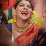 Sonalee Kulkarni Instagram – True happiness is when you smile with you eyes! 

Thank you for these lovely candids @ucha_pati 

#grateful for all the love ❤️ 
#गुढीपाडवा #शोभायात्रा 🚩
#sonaleekulkarni 
#candids

Saree @royaltasta 
Jewellery @jizajewellerystudio गिरगाव शोभा यात्रा