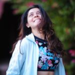 Sonalee Kulkarni Instagram – When it is the season to blossom 🌸 
Why not flaunt it on the bosom
🌸

#Bougainvillea #floral #spring #flower #portrait #sonaleekulkarni महाराष्ट्र