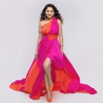 Sonalee Kulkarni Instagram - गुलाबी है समां… 💖 #newme for a #newcampaign Designed by @opeloxmedia For @arihantsuperstructuresofficial Photographer @bharatpawarphotography Styled by @mitsamby Makeup @khan.zoya1425 Hair @truptihairstylist Curated by @nikitadsule #sonaleekulkarni #pink #hotpink #ad #photoshoot Kalyan कल्याण