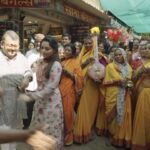 Sonalee Kulkarni Instagram - अंबा देवी मंदिरासमोर गोंधळींसोबत उत्स्फुर्तपणे गोंधळात सामिल होताना… पाहा #MaharashtraOnMyLips चा संपूर्ण भाग आता LINK IN BIO #Sonaleekulkarni #Amravati @kunalvijayakar @maharashtratourismofficial #vidharbha Amba Devi Temple
