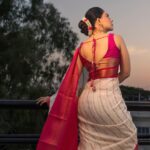 Sonalee Kulkarni Instagram - The sky speaks in thousand colours… I’m only trying to listen. Make up @rohinikakade Hair @neetahairstylist Photographer @rahul_wedding_films #sonaleekulkarni for an event by @rj_akshay_ in #pune #pearlwhite #saree #pearlwhite #marathimulgi आपलं पुणे