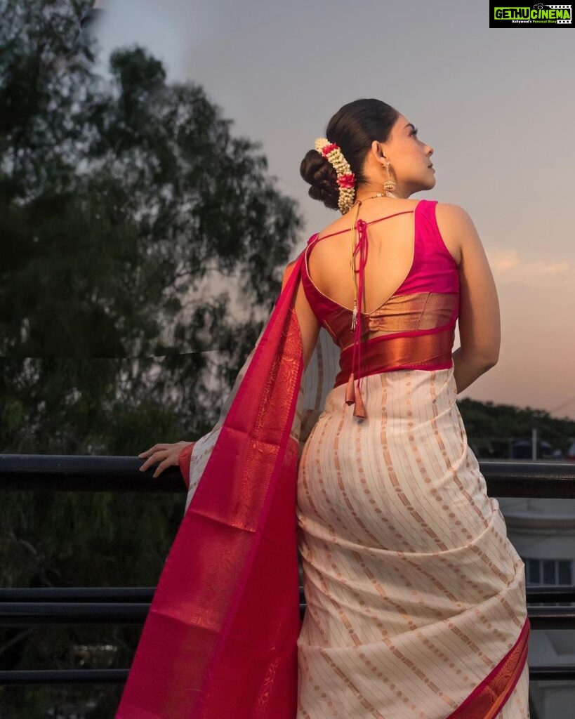Sonalee Kulkarni Instagram - The sky speaks in thousand colours… I’m only trying to listen. Make up @rohinikakade Hair @neetahairstylist Photographer @rahul_wedding_films #sonaleekulkarni for an event by @rj_akshay_ in #pune #pearlwhite #saree #pearlwhite #marathimulgi आपलं पुणे