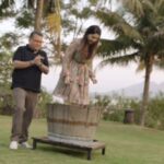 Sonalee Kulkarni Instagram - What's that one activity that brings out the child in you ? Sonalee had the most fun doing this!!! Watch our series 'Maharashtra on my lips'