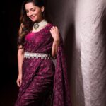 Sonalee Kulkarni Instagram - उसकी कत्थई आँखों में हैं जंतर-मंतर सब चाक़ू-वाक़ू, छुरियाँ-वुरियाँ, ख़ंजर-वंजर सब जिस दिन से तुम रूठीं मुझ से रूठे-रूठे हैं चादर-वादर, तकिया-वकिया, बिस्तर-विस्तर सब मुझसे बिछड़ कर वह भी कहाँ अब पहले जैसी है फीके पड़ गए कपड़े-वपड़े, ज़ेवर-वेवर सब आखिर मैं किस दिन डूबूँगा फ़िक्रें करते हैं कश्ती-वश्ती, दरिया-वरिया लंगर-वंगर सब - ✍🏻 #rahatindori #nauvari #sari by @royaltasta Photo by @trilogy_works Photo Edited by @aadityakadam20_retoucher #sonaleekulkarni #marathimulgi #redcarpet #redwine #sari #lace #net #redwine #indian #marathi #planetmarathifilmfareawards Mumbai, Maharashtra
