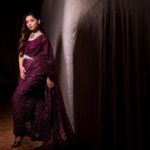 Sonalee Kulkarni Instagram - उसकी कत्थई आँखों में हैं जंतर-मंतर सब चाक़ू-वाक़ू, छुरियाँ-वुरियाँ, ख़ंजर-वंजर सब जिस दिन से तुम रूठीं मुझ से रूठे-रूठे हैं चादर-वादर, तकिया-वकिया, बिस्तर-विस्तर सब मुझसे बिछड़ कर वह भी कहाँ अब पहले जैसी है फीके पड़ गए कपड़े-वपड़े, ज़ेवर-वेवर सब आखिर मैं किस दिन डूबूँगा फ़िक्रें करते हैं कश्ती-वश्ती, दरिया-वरिया लंगर-वंगर सब - ✍🏻 #rahatindori #nauvari #sari by @royaltasta Photo by @trilogy_works Photo Edited by @aadityakadam20_retoucher #sonaleekulkarni #marathimulgi #redcarpet #redwine #sari #lace #net #redwine #indian #marathi #planetmarathifilmfareawards Mumbai, Maharashtra