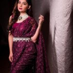 Sonalee Kulkarni Instagram - उसकी कत्थई आँखों में हैं जंतर-मंतर सब चाक़ू-वाक़ू, छुरियाँ-वुरियाँ, ख़ंजर-वंजर सब जिस दिन से तुम रूठीं मुझ से रूठे-रूठे हैं चादर-वादर, तकिया-वकिया, बिस्तर-विस्तर सब मुझसे बिछड़ कर वह भी कहाँ अब पहले जैसी है फीके पड़ गए कपड़े-वपड़े, ज़ेवर-वेवर सब आखिर मैं किस दिन डूबूँगा फ़िक्रें करते हैं कश्ती-वश्ती, दरिया-वरिया लंगर-वंगर सब - ✍🏻 #rahatindori #nauvari #sari by @royaltasta Photo by @trilogy_works Photo Edited by @aadityakadam20_retoucher #sonaleekulkarni #marathimulgi #redcarpet #redwine #sari #lace #net #redwine #indian #marathi #planetmarathifilmfareawards Mumbai, Maharashtra